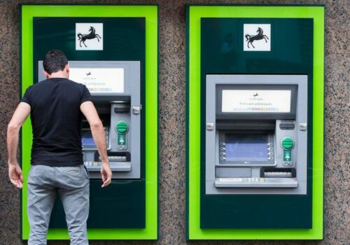 Cần làm gì khi rút tiền tại máy rút tiền ATM bị nuốt thẻ?