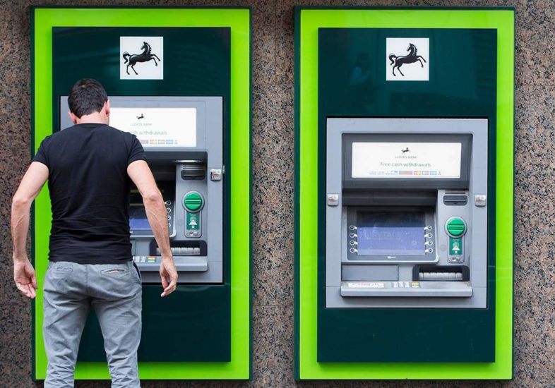 Cần làm gì khi rút tiền tại máy rút tiền ATM bị nuốt thẻ?